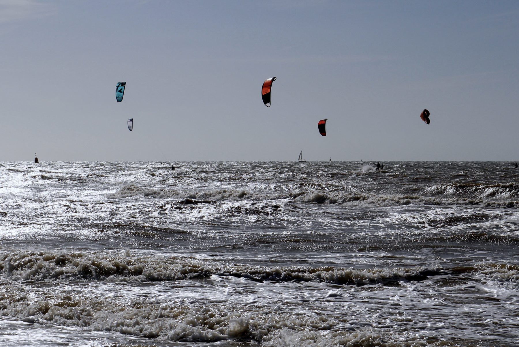 Kitesurfaři na rozbouřeném moři